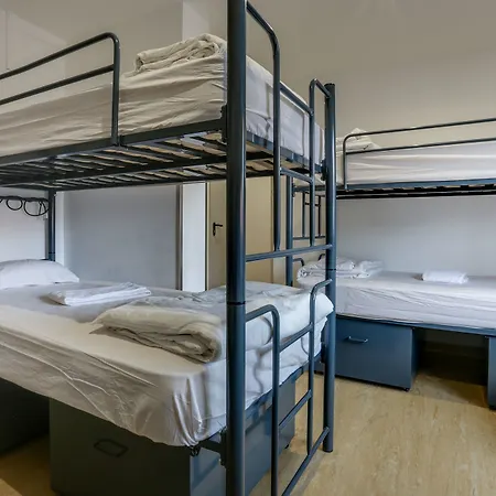 Hans Brinker Hostel *